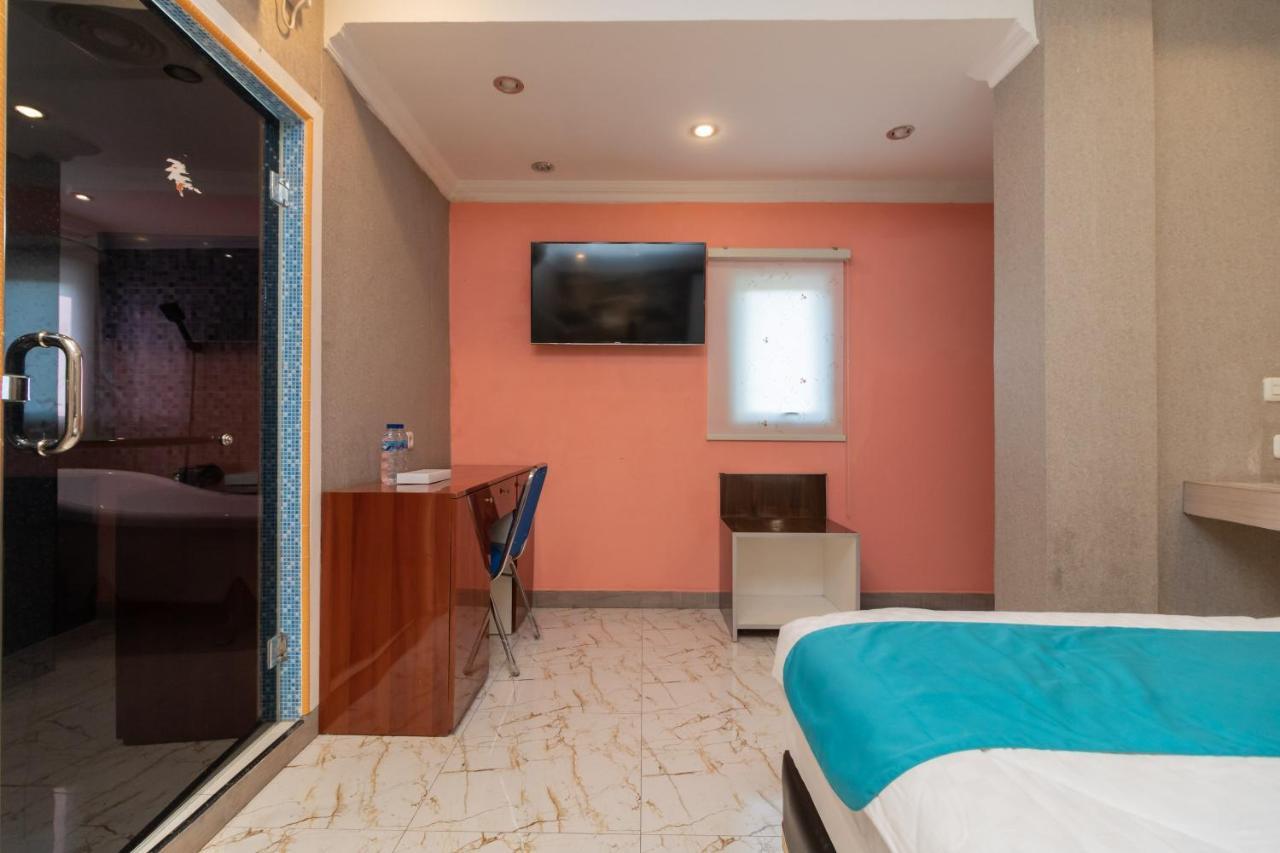 Sans Hotel Beauty Palembang Exterior foto